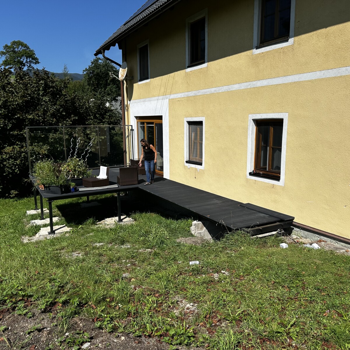 Stahlterrasse mit Glasfaserverstärktem Kunststoffbelag